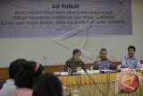 Anggota Komisioner Komisi Pemilihan Umum (KPU) pusat Hadar Nafis Gumay (kiri), Juri Ardiantoro (kanan) dan Arief Budiman (tengah) memimpin uji publik rancangan Peraturan Komisi Pemilihan Umum (PKPU) terkait pemilihan gubernur, wakil gubernur, bupati, wakil bupati, serta wali kota dan wakil wali kota di Gedung KPU, Jakarta, Rabu (18/3). Dalam uji publik tersebut KPU menguji empat dari sepuluh rancangan PKPU guna mempersiapkan pemilihan kepala daerah yaitu terkait partisipasi masyarakat, norma standar prosedur dan kebutuhan pengadaan dan pendistribusian perlengkapan penyelengaraan pilkada, pemungutan dan penghitungan suara di TPS, serta rekapitulai penghitungan suara pada tingkat gubernur, bupati dan wali kota. ANTARA FOTO/Muhammad Adimaja/wdy/15