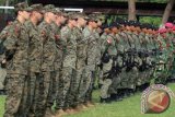 Sejumlah prajurit Taifib Korps Marinir TNI AL dan US MARSOC mengikuti upacara pembukaan latihan dengan sandi Lantern Iron 15-5524 di Pusat Latihan Tempur Korps Marinir Baluran, Karangtekok, Situbondo, Jatim, Kamis (19/3). Latihan tersebut untuk meningkatkan pengetahuan dan kemampuan teknik dan taktik prajurit Taifib Korps Marinir serta mempererat kerja sama dengan prajurit US MARSOC dalam bidang militer yang berlangsung hingga 10 April. ANTARA FOTO/Sertu Mar Kuwadi/wdy/15.