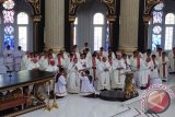 Suasana pemberkatan Gereja Katedral Santo Yoseph Kalimantan Barat di Pontianak, Kamis (19/3). Duta Besar Luar Biasa dan Berkuasa Penuh (Nunsio Apostolik) Vatikan untuk Republik Indonesia Uskup Agung Mgr Antonio Guido Filipazzi melakukan pemberkatan di gereja termegah di Kalbar itu. Misa Konsekrasi Pemberkatan Gereja Katedral St Yoseph Pontianak dilaksanakan pada pukul 09.00 WIB dipersembahkan oleh Mgr Antonio Guido Filipazzi, Mgr Agustinus Agus (Uskup Agung Pontianak), dan Mgr Pius Riana Prabdi (Uskup Ketapang). (Rendra Oxtora)