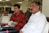 Walikota Ambon Richard Louhenapessy bersama Menteri PAN dan RB Yuddy Chrisnandy (kiri) saat Seminar Nasional "Merekonstruksi Indonesia: Sebuah Perjalanan Menuju Dynamic Governance" yang dipusatkan di kantor Kementerian PAN dan RB, Jakarta, Kamis (19/3). Seminar itu digelar untuk mengkaji berbagai wujud model pemerintahan dinamis di berbagai daerah di Indonesia. ANTARA FOTO/Izaac Mulyawan/ss/mes/15