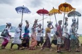 Umat Hindu mengikuti upacara Melasti di Pantai Pangkalan Utama TNI Angkatan Laut (Lantamal) IX, di Ambon, Maluku, Jumat (20/3). Upacara tersebut merupakan rangkaian perayaan Hari Raya Nyepi tahun Baru Saka 1937, yang bertujuan untuk menyucikan alam dan diri setiap umat. ANTARA FOTO/Embong Salampessy/ss/pd/15.