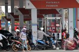 Warga antri mengisi bahan bakar minyak di salah satu SPBU, kawasan Teuku Umar, Banda Aceh, Senin (23/3). Masyarakat dan sejumlah pelaku usaha  di Aceh mekhawatirkan akan terjadi kenaikan harga berbagai kebutuhan pokok dan termasuk  biaya produksi industri rumah tangga juga akan membengkak, jika pemerintah memutuskan menaikan harga bahan bakar minyak pada April 2015. ANTARAACEH.COM/Ampelsa/15
