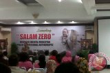 Kepala Kepolisian Daerah Kalimantan Barat Brigjen (Pol) Arief Sulistyanto,  meluncurkan buku "Salam Zero" dengan tema revolusi mental mencetak Polri Profesional Antikorupsi pada Selasa (24/03). (Foto Antara Kalbar / Andilala).