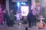 Kepala Kepolisian Daerah Kalimantan Barat Brigjen (Pol) Arief Sulistyanto,  meluncurkan buku "Salam Zero" dengan tema revolusi mental mencetak Polri Profesional Antikorupsi pada Selasa (24/03). (Foto Antara Kalbar / Andilala).