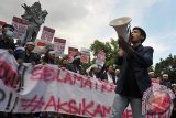 Seorang mahasiswa berorasi di hadapan rekannya dalam aksi unjuk rasa menyikapi situasi Bangsa Indonesia di Denpasar, Bali, Selasa (24/3). Puluhan mahasiswa dari BEM Universitas Udayana menuntut pemerintah untuk mengambil kebijakan dalam stabilisasi kurs Rupiah, menurunkan harga kebutuhan pokok, menuntaskan berbagai persoalan seperti kisruh KPK-Polri dan menolak rencana anggaran bagi partai politik. ANTARA FOTO/Nyoman Budhiana/i018/15.