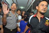 Tersangka pembunuh pegawai Pengadilan Tinggi Pontianak, Suhardi alias Rudi (tengah) digiring sejumlah petugas kepolisian saat tiba di Mako Polresta Pontianak, Kalbar, Senin (23/3). Suhardi alias Rudi (21) tersangka pembunuh pegawai Pengadilan Tinggi Pontianak, Tari Arizona (25) pada Selasa (10/3) lalu, ditangkap oleh Tim gabungan Jatanras Polresta Pontianak dan Polres Pangkalan Bun saat hendak menyeberang ke Pulau Jawa dengan menggunakan kapal laut di Pelabuhan Kumai, Pangkalan Bun, Kalimantan Tengah pada Minggu (22/3) malam. ANTARA FOTO/Jessica Helena Wuysang/ed/mes/15