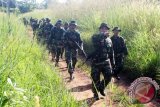 Pasukan pertahanan pangkalan dengan persenjataan lengkap melaksanakan patroli serentak ke seluruh aset Lanud SAM Banjarbaru  yang letaknya berpencar-pencar dengan jarak yang cukup berjauhan, Selasa (24/3). Pangkalan Udara Sjamsudin Noor Banjarbaru sacara rutin melaksanakan patroli terhadap seluruh aset TNI AU untuk memastikan keamanan dan keadaannya yang baik. Foto Antaranews Kalsel/Dispen SAM-Herry Murdy Hermawan 