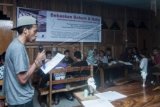 Sejumlah sastrawan Maluku membacakan karya puisi sebagai bentuk solidaritas kepada Bokum dan Nuhu, dua warga komunitas adat Togutil, Kabupaten Halmahera Tengah, Provinsi Maluku Utara, yang ditahan Kepolisian Daerah setempat, berupa Pentas Sastra Alifuru for Togutil di Cafe Tampayang, Ambon, Maluku, Minggu (21/3) malam. Aliansi Masyarakat Adat Nusantara (AMAN) menduga kejanggalan dan kesalahan prosedur dalam penangkapan Bokum dan Nuhu, sebagai upaya mendesak kelompok komunitas adat Togutil ini meninggalkan wilayah jelajah mereka, agar memperlancar aktifitas sekitar 20 perusahaan tambang yang menguasai wilayah tersebut dengan luasan konsesi lahan lebih dari 100.000 hektar. ANTARA FOTO/Embong Salampessy/Rei/pd/15.