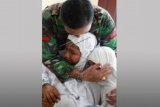 Rekan-rekan Serda Hendri menghibur keluarga almarhum saat jenazah tiba dari kawasan Batee Pila Desa Alue Papeun Aceh utara, Provinsi Aceh. Selasa (24/3). Dua Intel Kodim 0103 Aceh Utara Serda Hendri dan Sertu Indra diculik sekelompok pria bersenjata pada Senin (23/3) dan ditemukan tewas dengan hampir seluruh bahagian tubuh korban alami luka tembak. Polisi menemukan 12 selongsonag AK-47 dan 13 butir seloangsong M-16. ANTARA FOTO/Rahmad/ed/pd/15