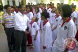 Deputi IV Bidang Peningkatan Prestasi dan Olahraga Kementerian Pemuda dan Olahraga Djoko Pekik Irianto (dua dari kiri) bercanda dengan sejumlah siswa atlet saat mengunjungi Sekolah Khusus Olahragawan Internasional (SKOI) di Komplek GOR Sempaja, Samarinda, Kalimantan Timur, Sabtu (28/3). Kedatangan Djoko Pekik untuk memberikan motivasi kepada para siswa terkait kasus penyerangan yang dilakukan oknum anggota Brimob di asrama atlet SKOI pada pekan lalu. (ANTARA Kaltim/Didik Kusbiantoro)