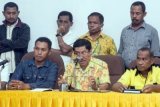 Ketua Dewan Pimpinan Daerah (DPD) Partai Golkar Maluku yang juga Wakil Gubernur Maluku Zeth Sahuburua (tengah), didampingi sejumlah pengurus DPD Partai Golkar, menegaskan dukungan kepada Dewan Pimpinan Pusat (DPP) Partai Golkar pimpinan Ketua Umum Aburizal Bakri (ARB) di Ambon, Maluku, Jumat (27/3) malam. Dengan penegasan DPD Partai Golkar Maluku itu, Ketua DPP Partai Golkar kubu ARB Fredy Latumahina menyerahkan urusan pergantian pengurus yang telah berpindah dan mendukung Agung Laksono kepada DPD Kabupaten/kota. ANTARA FOTO/Embong Salampessy/Asf/Spt/15.
