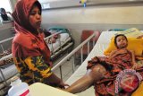 Pasien diduga menderita  tumor ganas , Rahmatun Nisfu,  ditemani ibunya, Maimunah saat di rujuk ke Rumah Sakit Zainal Abdin, Banda Aceh, Senin (30/3). Rahmatun Nisfu, dari keluarga misikn dan juga anak yatim asal Aceh Selatan itu terpaksa dirujuk ke Rumah Sakit Zainal Abidin, karena pembekakan pada paha kanan terus membesar, sementara pihak dokter yang menangani pasien tersebut belum menemukan jenis penyakit pasien tersebut. ANTARAACEH.COM/Ampelsa/15