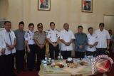 Menteri Perhubungan Ignatius Jonan berfoto bersama Gubernur Gorontalo Rusli Habibie serta bupati se Gorontalo, Sabtu (28/3)