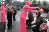 Ibu Waka Polresta Banda Aceh, Dewi Marienae, menyiramkan kembang kepada anggota polwan baru berjilbab  dalam kegiatan orientasi di Banda Aceh, Selasa (31/3). Orientasi polwan yang baru bertugas usai menyelesaikan pendidikan kepolisian di Aceh itu dalam rangka pengenalan tugas dan penguasaan wilayah keamanan kota  di daerah yang memberlakukan Syariat Islam tersebut. ANTARAACEH.COM/Ampelsa/15