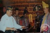 Penyerahan keris pusaka Senpana Raja dari Pangeran Nooryakin Mugeni yang mewakili Sultan Khairul Saleh  Al Mu'thasim yang diberikan kepada ketua KBB Kepri Syamdudin Uti dan keris pusaka Arjuna Papilis kepada ketua KBB Kota Batam , Kurnadi. pada acara arug ganal warga Banjar di Kota Batam (29/3) /Antaranews Kalsel/Hasan Z