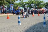 Madiun (Antara Jatim) - Pelajar mengemudikan sepeda motor di lintasan ujian Surat Ijin Mengemudi (SIM) C untuk mendapatkan SIM C saat lounching Save Our Student (SOS) di depan Stadion Pangeran Timur, Caruban, Kab. Madiun, Jatim, Jumat (27/3). Kegiatan untuk pengenalan disiplin lalu lintas sejak dini tersebut diikuti 3.000 pelajar SD, SMP/MTs, SMA/SMK/MA se-Kabupaten Madiun. FOTO Siswowidodo/15/Chan.