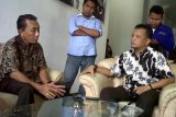 Sumenep (Antara Jatim) - Puluhan wartawan menemui Sekretaris DPRD Sumenep, R Moh mulki (kanan) di ruang lobi DPRD terkait pernyataan anggota komisi B tentang larangan wawancara di ruangan komisi B, Rabu (11/3). Foto Slamet Hidayat/15/Chan. 