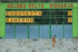 Sidoarjo (Antara Jatim)-Petugas menggunakan mesin memotong rumput, di Gelora Delta Sidoarjo, Selasa (24/3). Timnas Kamerun meniadakan sesi latihan di Gelora Delta, tempat  pertandingan ujicoba internasional dengan tajuk FIFA Match Day pada Rabu (25/3) antara Timnas Senior vs Kamerun, stadion tersebut. Foto/Saiful Bahri/15/Oka.