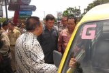 Kediri (Antara Jatim) - Wali Kota Kediri Abdullah Abu Bakar (tengah) berbincang dengan sopir angkutan umum (kiri) dalam kegiatan peresmian program pemberian subsidi bagi angkutan umum di kantor Dinas Perhubungan Kota Kediri, Jawa Timur, Selasa (10/3). Pemkot memberikan subsidi bahan bakar  kepada angkutan untuk untuk mengangkut siswa dan mahasiswa.  FOTO Asmaul Chusna/SHP 