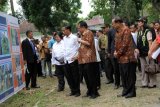 Bojonegoro (Antara Jatim) - Presiden Joko Widodo memperoleh penjelasan soal pembibitan jati  yang dikelola  Pusat Penelitian dan Pengembangan Perum Perhutani Cepu ,  Kabupaten Blora, Jawa Tengah, di Desa Batokan, Kecamatan Kasiman, Bojonegoro, Jawa Timur, Sabtu (7/3). Selain itu, Presiden Joko Widodo,  juga menghadiri panen jagung di lahan Perhutani di Blora, Jawa Tengah. FOTO Slamet Agus Sudarmojo. 