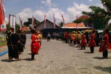 Pamekasan (Antara Jatim) - Beberapa penari laki-laki dan perempuan mementaskan Tari Saronen, yakni tari tradisional khas Madura, yang biasa digelar untuk menyambut tamu kenegaraan. Tari ini digelar di halaman GOR Wijaya Kusuma Sampang, Madura, Jawa Timur, Sabtu (28/3) menyambut kedatangan Menteri Pemuda dan Olahraga Imam Nahrawi. Foto /Abd Aziz/Uki/15