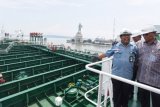 Surabaya (Antara Jatim) - Direktur Utama PAL Indonesia M. Firmansyah Arifn (kanan) dan Direktur Pemasaran Pertamina Ahmad Bambang (kiri) berbincang ketika meninjau kondisi kapal tanker Pangkalan Brandan saat serah terima kapal tersebut dari PAL ke Pertamina di Dermaga Ujung Surabaya PT PAL Komplek Armaritim Surabaya, Jawa Timur, Kamis (19/3). Kapal kedua yang dibangun PAL tersebut menjadi kapal milik Pertamina yang ke-69 dengan kapasitas 17.500 long ton deadweight (LTDW). FOTO/Zabur Karuru/Oka.