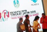     Surabaya (Antara Jatim) - Mantan Ketua PWI Jatim Dhimam Abror Djuraid (dua kiri) saat menerima penghargaan Tokoh Pers Jatim pada peringatan Hari Pers Nasional (HPN) 2015 dan HUT ke-69 PWI yang diselenggarakan di Gedung Negara Grahadi, Jalan Gubernur Suryo Surabaya, Kamis (26/3) malam. Dhimam Abror menjadi satu-satunya tokoh pers di Tanah Air yang menjadi pemimpin redaksi empat koran besar dalam rentang waktu berurutan. FOTO/Fiqih Arfani/15