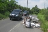 <br />
<br />
Simalungun, 23/3 - PERINGATAN LONGSOR. Pemerintah Kabupaten Simalungun memasang tanda peringatan hati-hati kepada pengguna jalan provinsi Raya-Karo, di titik longsor di kawasan Nagori (Desa) Raya Huluan, Kecamatan Raya. Longsoran hampir mencapai setengah ruas jalan sehingga membahayakan masyarakat, khususnya malam hari. (Foto Antarasumut/Waristo)