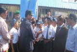 <br />
<br />
Simalungun, 5/3 - DIALOG. Bupati Simalungun,Jopinus Ramli Saragih berdialog dengan sejumlah murid SMP Negeri 2 Jawa Maraja Bah Jambi, di Nagori Mariah Jambi, Kamis. Bupati meresmikan pemakaian gedung dari dana hibahPemerintah Australia pada program Kemitraan Pendidikan Australia-Indonesia. (Foto Antarasumut/Waristo)<br />
<br />
 