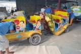 Madiun (Antara Jatim) - Pekerja menyelesaikan pembuatan mainan anak-anak di sebuah industri mainan anak-anak di Desa Mojopurno, Kec. Wungu, Kab. Madiun, Senin (16/3).  Industri mainan, mulai odong-odong, kereta mini, kereta jalan raya, kereta mall, komedi putar bahkan sampai mini roller coaster dari harga Rp15 juta hingga Rp1,4 miliar per unit tersebut melayani permintaan dari sejumlah daerah di Jawa, Papua, Sulawesi, Kalimantan dan Sumatra. FOTO Siswowidodo/15/Oka.

