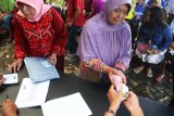 Malang (Antara Jatim).- Seorang ibu menerima dana Program Simpanan Keluarga Sejahtera (PSKS) sebesar Rp. 600.000 per orang di Kantor Pos Besar, Malang, Jawa Timur, Rabu (15/4). Pembagian dana PSKS di kawasan tersebut dilakukan secara bertahap kepada 8.771 Rumah Tangga Sasaran (RTS). FOTO Ari Bowo Sucipto/15/Chan.