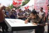 Tulungagung (Antara Jatim) - Bupati Tulungagung Syahri Mulyo menandatangani deklarasi tiga pilar saat pembukaan pameran kepolisian dan aneka produk unggulan daerah bertema 