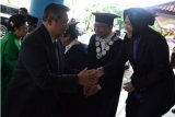     Surabaya (Antara Jatim) - Wali Kota Surabaya Tri Rismaharini (kanan) bersalaman dengan Presiden RI ke-6 Susilo Bambang Yudhoyono saar penyambutan menghadiri pengukuhan Chairul Tanjung sebagai Guru Besar Kewirausahaan di Universitas Airlangga Surabaya, Sabtu (18/4). Selain SBY, mantan Wakil Presiden Boediono beserta sejumlah pejabat tinggi negara juga hadir. FOTO Fiqih Arfani/15/Uki