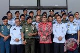 Panglima TNI Jenderal TNI Moeldoko (ketiga kiri) bersama Menteri Hukum dan HAM Yasonna Laoly (ketiga kanan), Dirjen Pemasyarakatan Kemekumham Handoyo Sudradjat (kedua kiri) dan sejumlah staf melakukan foto bersama seusai penandatanganan nota kesepahaman di Mabes TNI, Cilangkap, Jakarta, Kamis (2/4). Penandatanganan nota kesepahaman tersebut terkait kerja sama penyelenggaraan tugas dan fungsi pemasyarakatan dalam hal pengamanan, pembinaan Warga Binaan Pemasyarakatan (WBP) dan peningkatan kapasitas petugas pemasyarakatan. ANTARA FOTO/M Agung Rajasa/wdy/15.