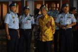 Wakil Menlu AM Fachir (kanan) didampingi Kepala Staf Angkatan Udara (KSAU) Marsekal TNI Agus Supriatna (tengah) menerima penghormatan dari personel TNI AU yang akan berangkat ke Yaman di Lapangan Udara (Lanud) Halim Perdanakusuma, Jakarta, Kamis (2/4). Sebanyak 22 personel TNI AU dan perwakilan Kemlu berangkat ke Yaman untuk mengevakuasi WNI. ANTARA FOTO/Hafidz Mubarak A./Asf/pras/15.