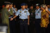 Wakil Menlu AM Fachir (tengah) bersama Kepala Staf Angkatan Udara (KSAU) Marsekal TNI Agus Supriatna (kiri) menyaksikan pemberangkatan personel TNI AU ke Yaman di Lapangan Udara (Lanud) Halim Perdanakusuma, Jakarta, Kamis (2/4). Sebanyak 22 personel TNI AU dan perwakilan Kemlu berangkat ke Yaman untuk mengevakuasi WNI. ANTARA FOTO/Hafidz Mubarak A./Asf/pras/15.