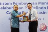 General Manager Pelindo III Banjarmasin Hengki Jajang Herasmana berjabat tangan dan memberikan cenderamata kepada Regional CEO Bank Mandiri Kalimantan Aribowo saat sosialisasi Sistem Pembayaran E-Payment terhadap transaksi Pelindo III Banjarmasin di Hotel Swissbel Banjarmasin, Rabu (1/4). Penggunaan sistem pembayaran non tunai (E-Payment) Bank Mandiri merupakan kerjasama ketiga yang di lakukan Pelindo III Banjarmasin setelah Bank CIMB Niaga dan BRI untuk memberikan kepastian nilai tagihan kepada konsumen dan menghindari praktik korupsi. Foto Antaranews Kalsel/Herry Murdy Hermawan