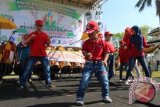 Sejumlah anak autis menari saat mengikuti perlombaan memperingati Hari Autis Sedunia di halaman Istana Maimun Medan, Sumatera Utara, Jumat (3/4). Peringatan Hari Autis Sedunia dengan tema 'Disiniku Bahagia' tersebut diisi dengan berbagai kegiatan perlombaan seperti lomba menyanyi, menari dan mewarnai. ANTARA FOTO/Septianda Perdana/wdy/15.