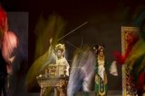 Pemain teater Koma membawakan pertunjukan Opera Ular Putih di Graha Bhakti Budaya, Taman Ismail Marzuki, Jakarta, Kamis (3/4). Pementasan tersebut bercerita tentang reinkarnasi siluman di situasi masa kini dengan mengadaptasi legenda ular putih asli Tiongkok. ANTARA FOTO/Rosa Panggabean/Rei/pd/15.
