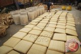 Sejumlah pekerja menyelesaikan proses penjemuran kerajinan bambu anyam di Industri Bambu Anyam 'Tunggak Semi', Malangan, Sumberagung, Moyudan, Sleman, Yogyakarta, Senin (6/4). Kerajinan berbahan baku bambu yang telah menembus pasar ekspor Asia, Amerika, Eropa maupun Australia itu dijual mulai dari Rp. 4 ribu hingga Rp. 500 ribu perbiji tergantung model. ANTARA FOTO/Andreas Fitri Atmoko/wdy/15.