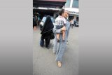 Satu keluarga warga negara Indonesia yang kembali dari Yaman terlihat bahagia setibanya di Bandara Soekarno Hatta, Tangerang, Banten, Minggu (5/4). Pada pemulangan gelombang pertama ini pemerintah berhasil memulangkan 110 WNI yang berada di Yaman dan Pemerintah akan terus memulangkan WNI yang tengah berada di negara yang sedang dalam konflik perang tersebut. ANTARA FOTO/Muhammad Iqbal/Asf/pd/15.