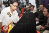 Menteri Luar Negeri Retno LP Marsudi (kiri) berbincang dengan sejumlah warga negara Indonesia yang kembali dari Yaman setibanya di Bandara Soekarno Hatta, Tangerang, Banten, Minggu (5/4). Pada pemulangan gelombang pertama ini pemerintah berhasil memulangkan 110 WNI yang berada di Yaman dan Pemerintah akan terus memulangkan WNI yang tengah berada di negara yang sedang dalam konflik perang tersebut. ANTARA FOTO/Muhammad Iqbal/Asf/pd/15.