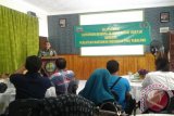 Tanjung, 7/4 - Komandan Kodim 1008/Tanjung, Kabupaten Tabalong, Letkol Inf Rudy Saladin  gelar silaturahmi dengan para wartawan yang bertugas di Bumi Sarana Kawa ini. Dalam pemaparannya Rudy mengingatkan agar para pewarta bisa bekerja secara profesional dengan tidak melakukan diskriminasi terhadap pihak tertentu. Silaturahmi pewarta dengan jajaran Kodim 1008/Tanjung ini juga dihadiri para koramil yang bertugas di kecamatan.Foto:Antara/Herlina Lasmianti