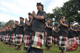 Anggota pengamanan adat Bali atau Pecalang memberi penghormatan saat turut terlibat dalam Gelar Pasukan Pengamanan Kongres IV PDI-P di Sanur, Bali, Selasa (7/4). Polda Bali mengerahkan 815 personel dari berbagai kesatuan dan melibatkan pengamanan adat atau Pecalang untuk mengamankan jalannya kongres PDI-P yang berlangsung 8-12 April.  ANTARA FOTO/Nyoman Budhiana/i018/2015.