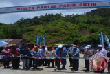 Wakil Bupati Gorontalo Utara Roni Imran saat meresmikan beroperasinya objek wisata Pasir Putih di daerah itu, Senin (6/4).