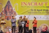 Presiden Joko Widodo (tengah) didampingi Menteri Perdagangan Rachmat Gobel (kedia kiri) secara simbolis membuka Pameran Kerajinan Khas Indonesia - Inacraft 2015 di Balai Sidang Jakarta, Rabu (8/4). International Handicraft Trade Fair (Inacraft) 2015 ke-17 tersebut, diikuti 1.600 perusahaan dari seluruh provinsi di Indonesia, diselenggarakan oleh Asosiasi Eksportir dan Produsen Handicraft Indonesia (Asephi) berlangsung hingga 12 April mendatang. ANTARA FOTO/Yudhi Mahatma/wdy/15.