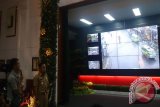 Walikota Bogor Bima Arya menyaksikan layar monitor yang menampilkan kamera CCTV lalu lintas Kota Bogor di Bogor Green Room (Ruang Hejo Bogor) di Balaikota, Bogor, Jabar, Selasa (7/4). Ruang Hejo Bogor yang berfungsi sebagai ruang pengawasan ini dilengkapi dengan fasilitas 43 kamera CCTV yang dipasang di berbagai sudut lalu lintas di Kota Bogor yang bertujuan untuk memantau berbagai kejadian termasuk tindak kejahatan. ( Foto Antara/Laily Rahmawati)