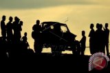 Jambi - Sejumlah warga menyaksikan para offroader dari Indonesian Offroad Federation (IOF) Komda Jambi saat bersiap memacu kendaraannya ketika berlatih di lahan kosong Pal 10, Kota Baru, Jambi, Minggu (5/4). Latihan para offroader di lahan kosong Pal 10 tersebut telah menjadi lokasi wisata alternatif di daerah itu.  
