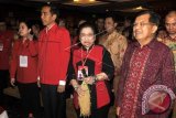 Presiden Joko Widodo (kedua kiri), Wapres Jusuf Kalla (kanan), Ketua Umum PDI Perjuangan Megawati Soekarnoputri (ketiga kiri) dan Menko PMK Puan Maharani (kiri) menghadiri acara pembukaan Kongres IV PDI Perjuangan di Hotel Inna Grand Bali Beach, Bali, Kamis (9/4). Kongres PDI Perjuangan dengan salah satu agenda pokok yakni menetapkan Megawati Soekarnoputri sebagai Ketua Umum PDI Perjuangan periode 2015-2020 akan berlangsung dari tanggal 8-12 April 2015. ANTARA FOTO/Andika Wahyu/wdy/15.