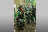 Seorang prajurit Intai Amfibi Marinir TNI AL berusaha menaklukan seekor ular phyton ketika materi "jungle survival" di kawasan Parang Kursi, Lampon, Banyuwangi, Jawa Timur, Rabu (8/4). Kegiatan tersebut bertujuan untuk prajurit bertahan hidup ketika patroli hutan yang termasuk dalam latihan bersama (latma) bersandikan Lantern Iron 15-5524 antara prajurit Taifib Korps Marinir TNI AL dengan prajurit khusus Marinir AS, US Marsoc dalam meningkatkan pengetahuan dan kemampuan teknik dan taktik sebagai pasukan khusus. ANTARA FOTO/M Risyal Hidayat/Rei/pd/15